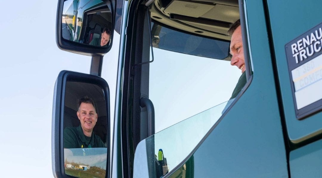 Twee medewerkers van Sluyter Logistics overleggen bij een balie met transportdocumenten op de locatie Schiphol.