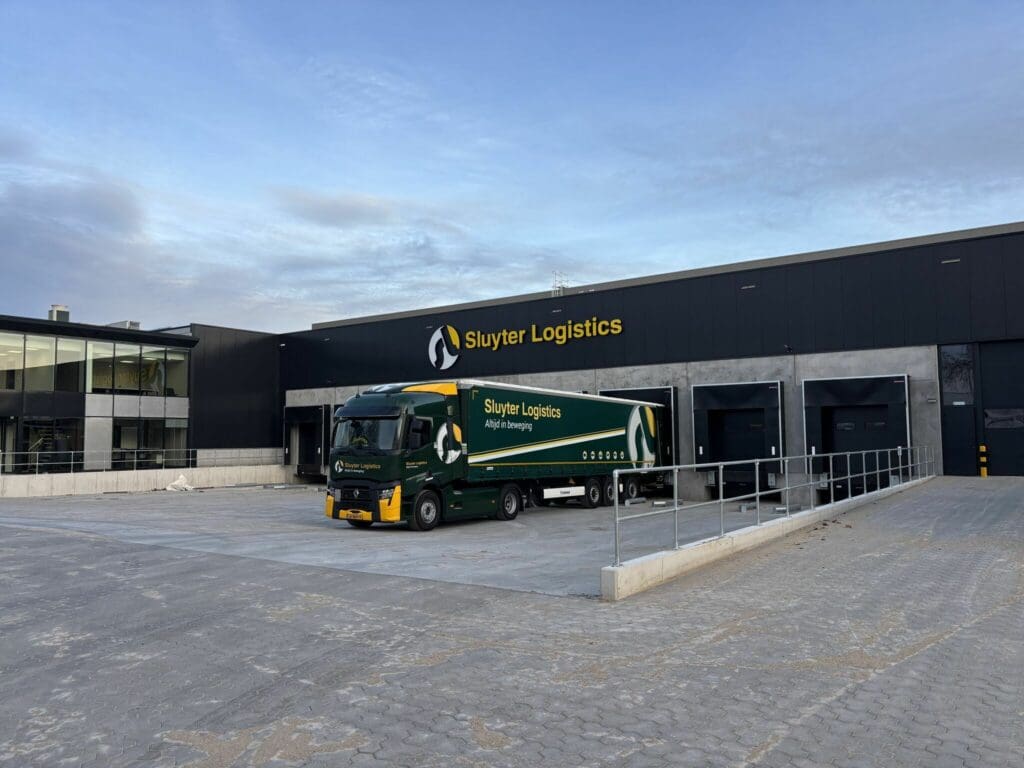 Vrachtwagen van Sluyter Logistics voor het logistieke pand en de laadperrons van de vestiging in Tilburg.